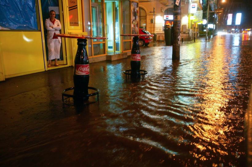 Urmările ploii din Bucureşti: 25 de case, 33 de curţi şi 16 subsoluri inundate