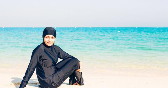 Cum rezolvă Europa islamizarea, stigmatizând femeile care poartă burkini pe plajă