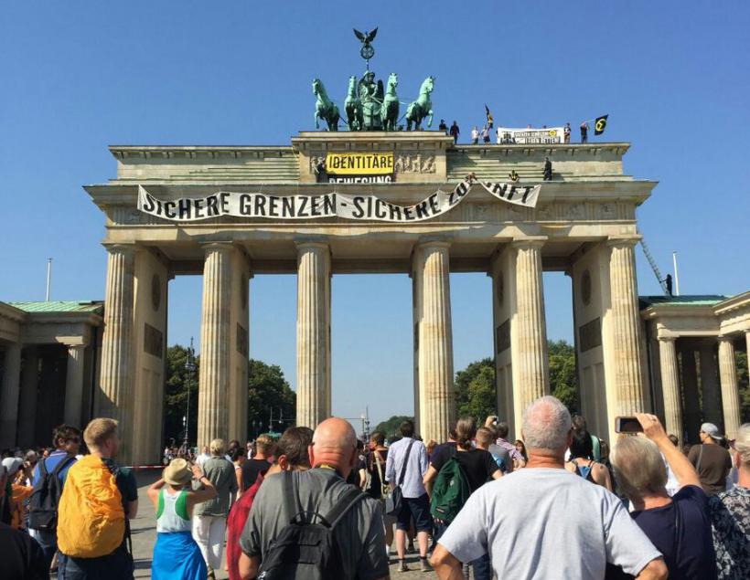 Criza migraţiei: Extremişti de dreapta au protestat de pe Poarta Brandenburg din Berlin 