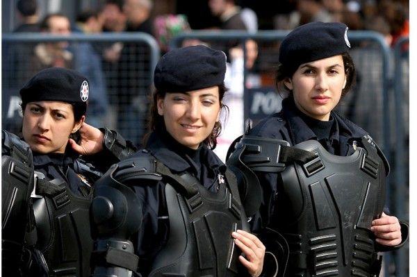 Turcia: Femeile ofiţer de poliţie vor putea să poarte vălul islamic la serviciu 