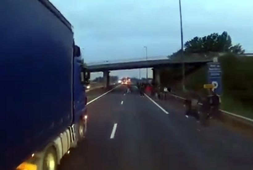 VIDEO - Migranții de la Calais atacă mașinile în plină zi