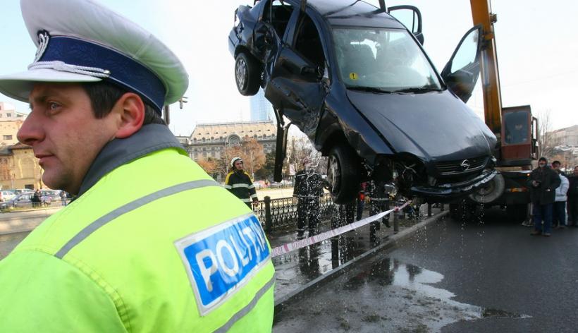 O maşină a căzut în Dâmboviţa; şoferul nu a fost rănit 