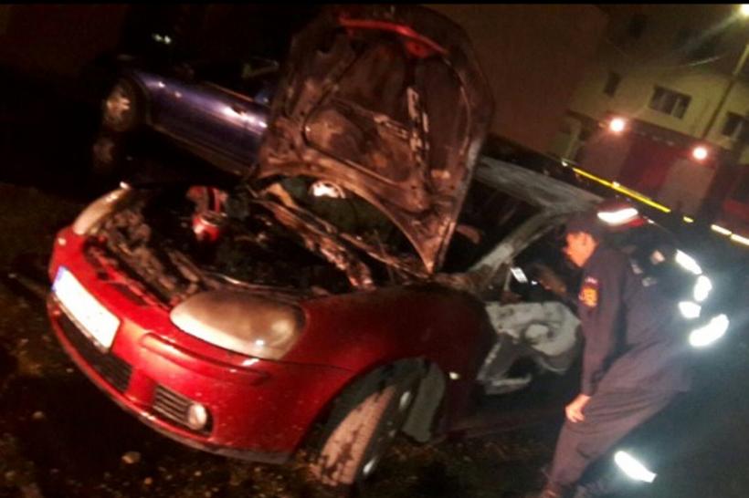 Vrancea: O maşină parcată pe o stradă din Focşani a explodat; incendiul ar fi fost provocat 