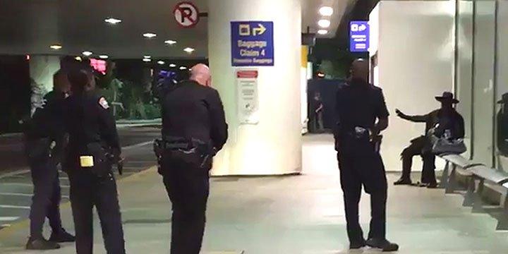 VIDEO - Zorro a fost arestat pe aeroportul din Los Angeles