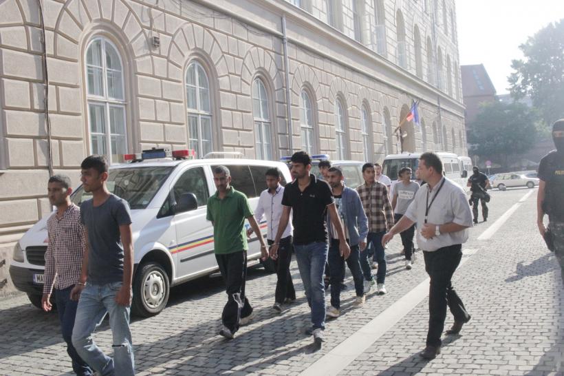 Frontiera, ca o brânză! Aproape 20 de migranți pakistanezi s-au plimbat lejer peste granițele României