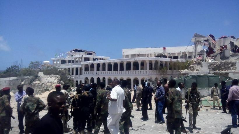 VIDEO - Somalia: Atentat sinucigaş cu vehicul capcană în faţa palatului prezidenţial din Mogadiscio 