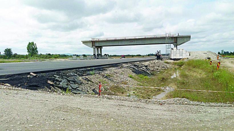 Autostrada Lugoj-Deva, cu 130 km/h spre lanul de porumb