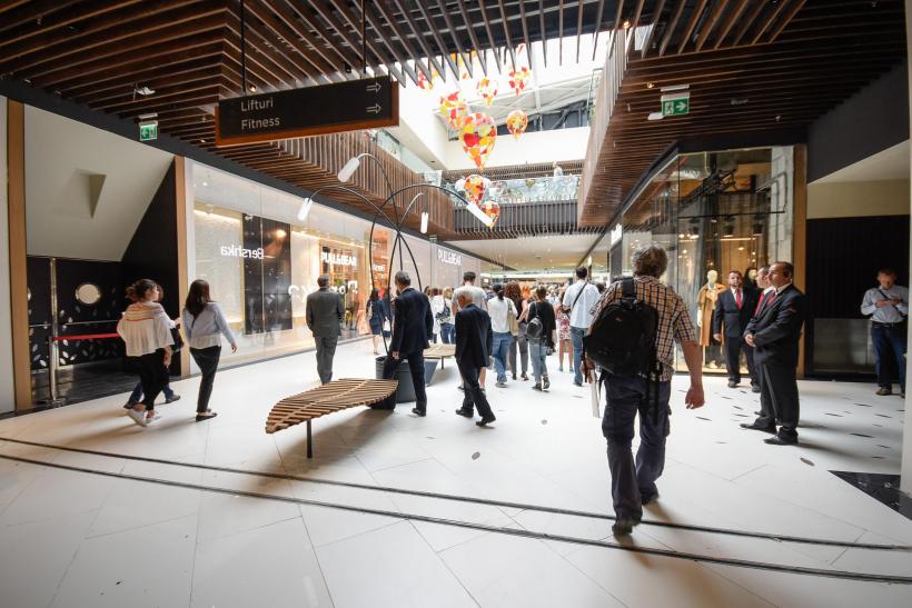 Şase noi centre comerciale se deschid în 2016