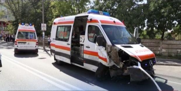 Ambulanță spulberată de un șofer neatent! Transporta un pacient de 3 ani