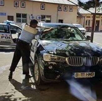 Brăila. După fotografia în care un subaltern spăla maşina adjunctului Poliţiei Locale, primarul Brăilei i-a cerut demisia! Reacţia a fost uluitorare 18548698