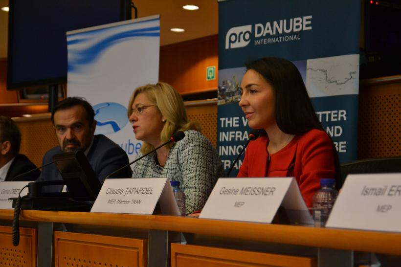 Comisarul European Corina Crețu și eurodeputata Claudia Țapardel sprijină o nouă strategie pentru transporturile pe Dunăre