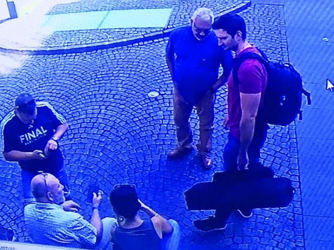 Arest prelungit pentru cei trei români din reportajul Sky News