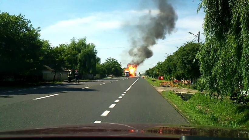 Buzău: Cabina unui TIR încărcat cu cărămidă a luat foc pe DN 2, pe raza localităţii Mihăileşti