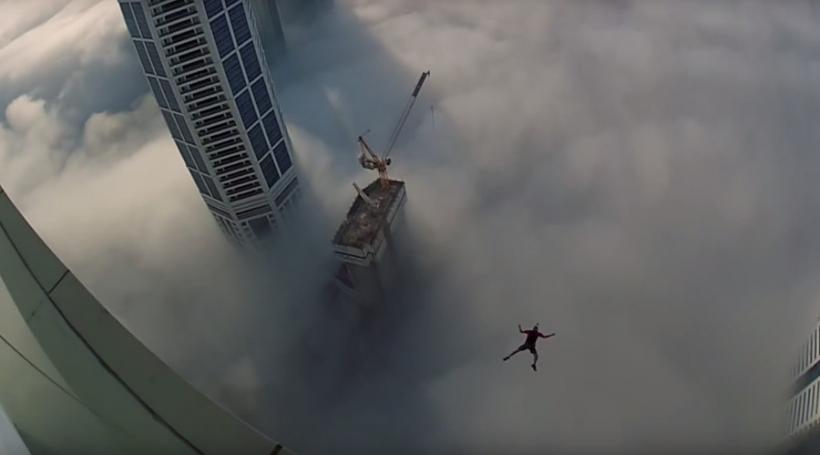 VIDEO - Curaj nebun, un parașutist a sărit dintr-un zgârie-nori fără să vadă unde cade