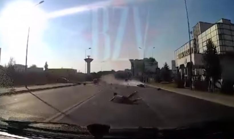 VIDEO - O șoferiță neatentă a accidentat grav un motociclist, în Vaslui