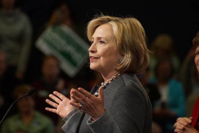 Hillary Clinton are penumonie! Candidata democrată la Casa Albă îşi anulează deplasările prevăzute luni şi marţi 