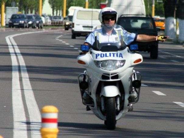 ALERTĂ - Un motociclist SPP a căzut in fața mașinii oficiale a lui Francois Hollande