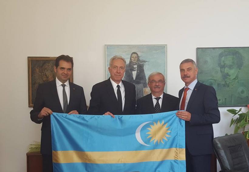 Ambasadorul SUA la Bucuresti, Hans Klemm, fotografie cu steagul Tinutului Secuiesc, &quot;simbolul lipsei de respect al autorităților față de comunitatea secuiască&quot;