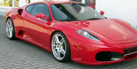 Afacerist ieşean, condamnat pentru evaziune, şi-a cumpărat Ferrari