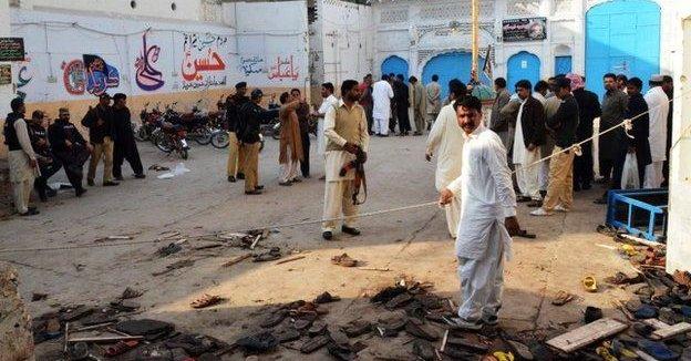 Atentat sinucigaş în faţa unei moschei din nord-vestul Pakistanului, soldat cu cel puţin 16 morţi