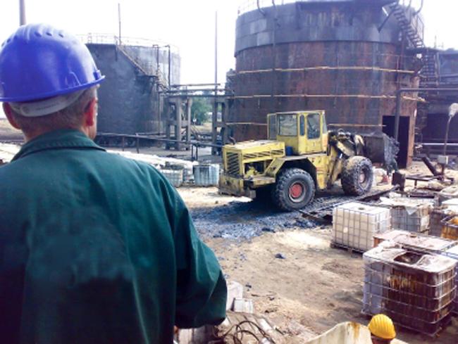Buzău: Poluare cu reziduuri petroliere la fosta rafinărie Venus Oilreg din Râmnicu Sărat