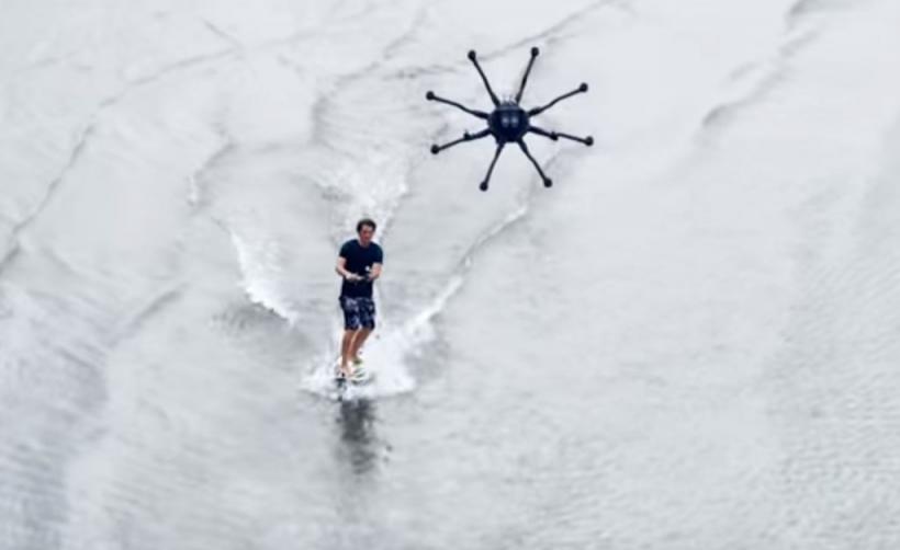 VIDEO - Împătimiţii surfingului pot folosi dronele în locul bărcilor cu motor
