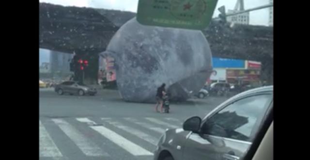 VIDEO - O lună gonflabilă uriasă a stârnit panică pe străzile unui oraș din China