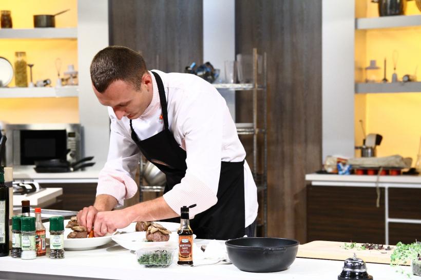 Un bucătar instruit la școala lui Gordon Ramsay vine la „Chefi la cuțite”