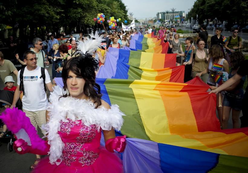 CCR judecă recunoașterea căsătoriile gay încheiate în alte țări 