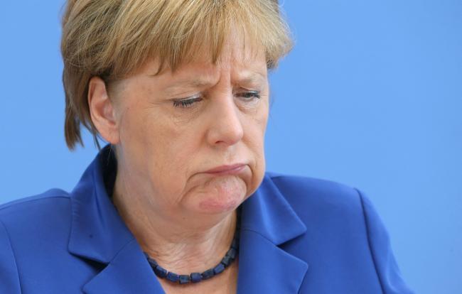 Imigranții o îngroapă pe Merkel și la Berlin