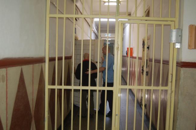 Un deţinut al Penitenciarului Arad a fost găsit spânzurat în baia celulei 