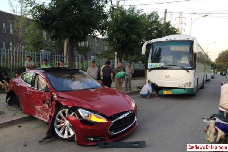  China: Proces împotriva companiei Tesla după moartea unui şofer într-un model Tesla S