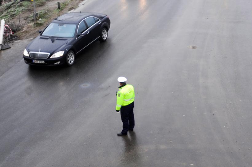 Un poliţist prahovean strecura aspirină pisată în maşinile oprite pentru a-i şantaja pe şoferi