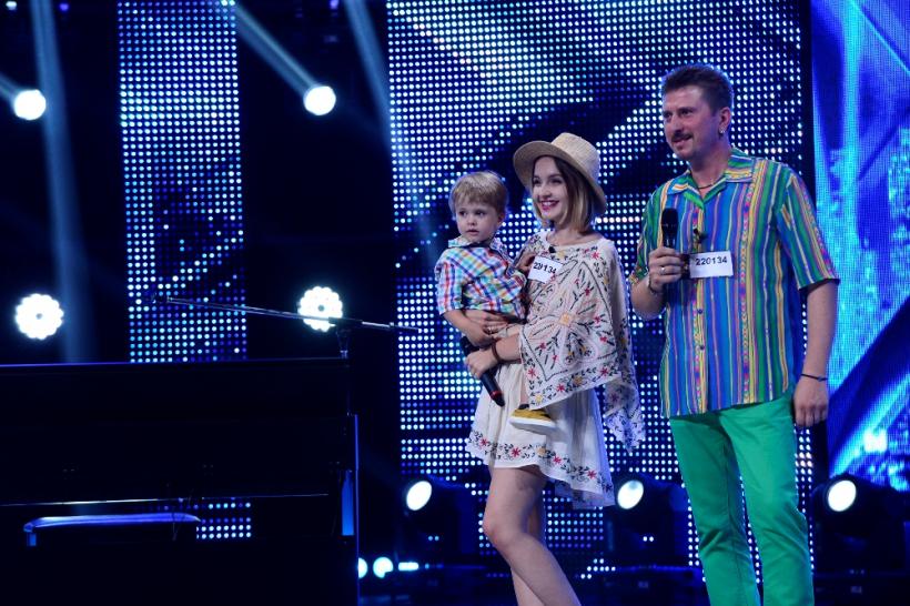 Show la X Factor. Are look de dur, e plin de tatuaje, poartă cercei, dar e... postas 18550421