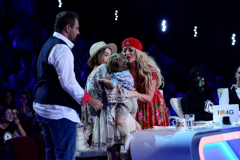 Show la X Factor. Are look de dur, e plin de tatuaje, poartă cercei, dar e... postas 18550422