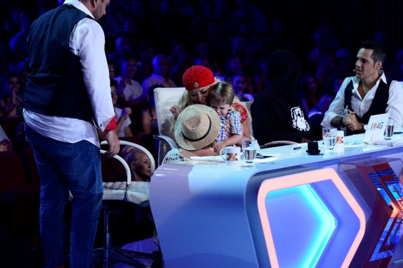 Show la X Factor. Are look de dur, e plin de tatuaje, poartă cercei, dar e... postas 18550423