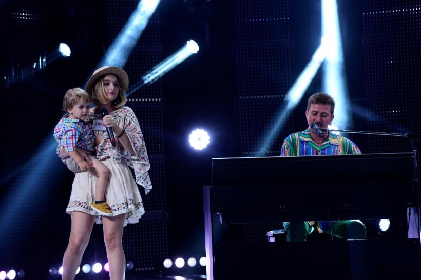 Show la X Factor. Are look de dur, e plin de tatuaje, poartă cercei, dar e... postas 18550425