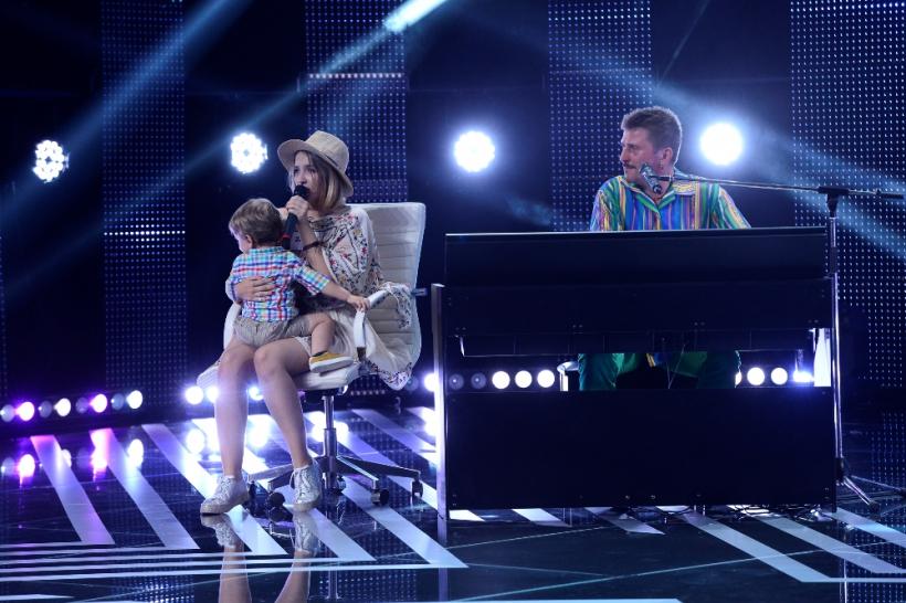 Show la X Factor. Are look de dur, e plin de tatuaje, poartă cercei, dar e... postas 18550426