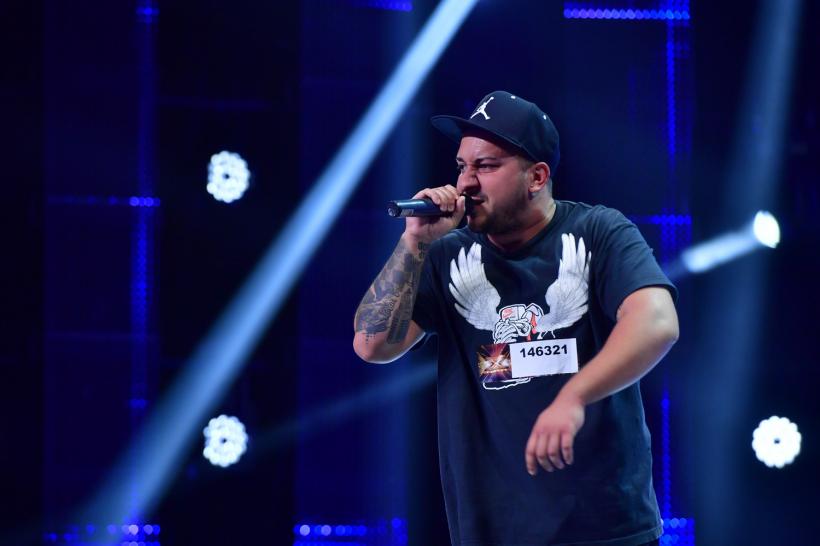 Show la X Factor. Are look de dur, e plin de tatuaje, poartă cercei, dar e... postas 18550430