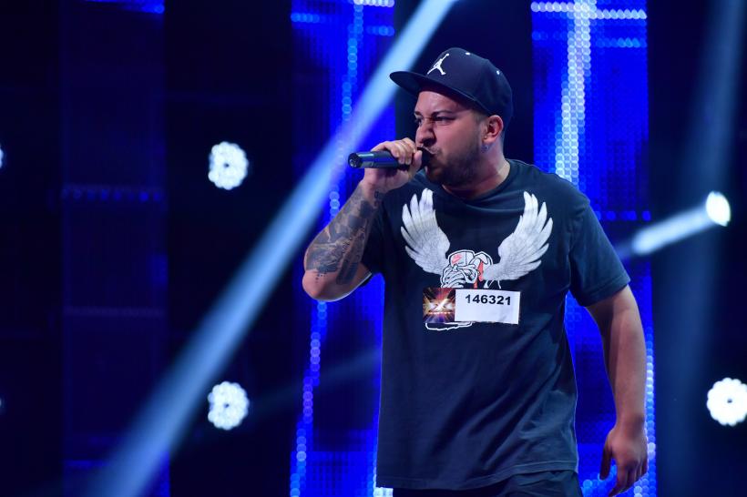 Show la X Factor. Are look de dur, e plin de tatuaje, poartă cercei, dar e... postas 18550431