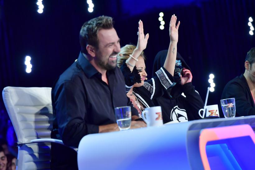 Show la X Factor. Are look de dur, e plin de tatuaje, poartă cercei, dar e... postas 18550432