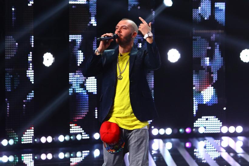 Show la X Factor. Are look de dur, e plin de tatuaje, poartă cercei, dar e... postas 18550433