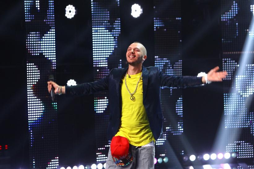 Show la X Factor. Are look de dur, e plin de tatuaje, poartă cercei, dar e... postas 18550434