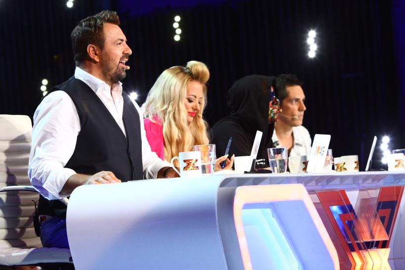 Show la X Factor. Are look de dur, e plin de tatuaje, poartă cercei, dar e... postas 18550438