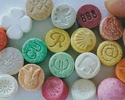 Traficant de droguri, prins la Piatra Neamţ cu peste 800 de tablete ecstasy