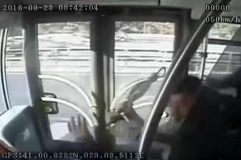 VIDEO - Turcia: Accident cu 11 răniţi la Istanbul după ce şoferul unui autobuz a fost atacat cu umbrela de un călător turbulent