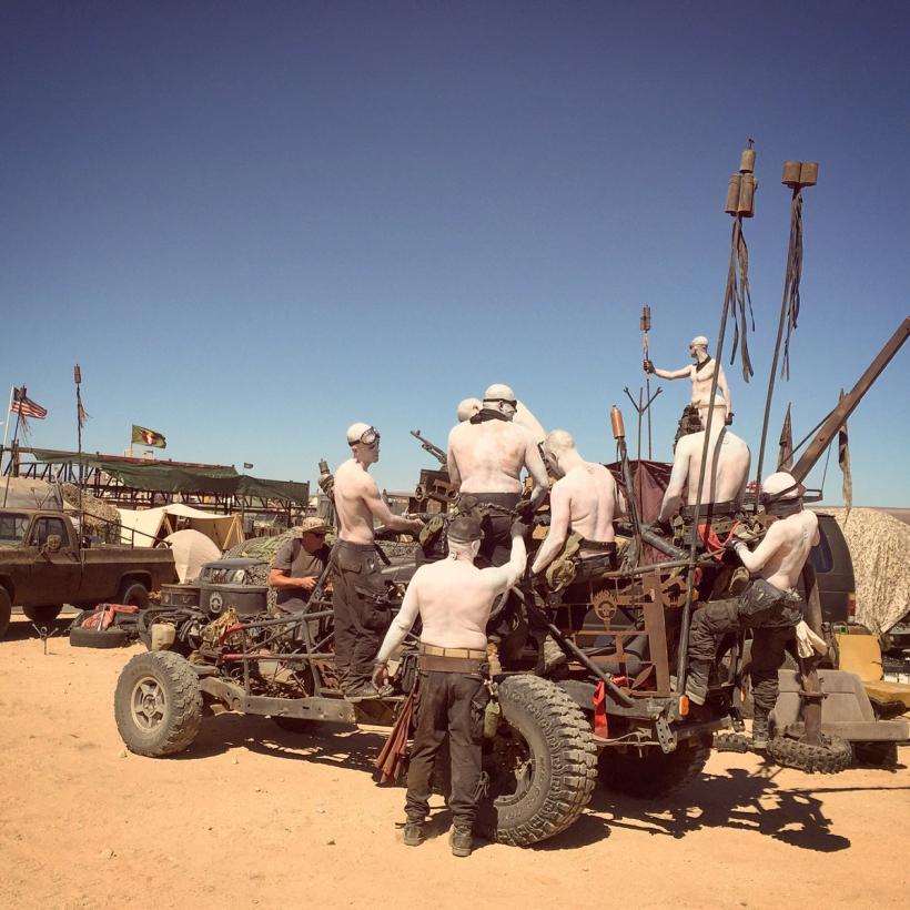 Fanii Mad Max au luat cu asalt deşertul Mojave, la festivalul post-apocaliptic Wasteland Weekend