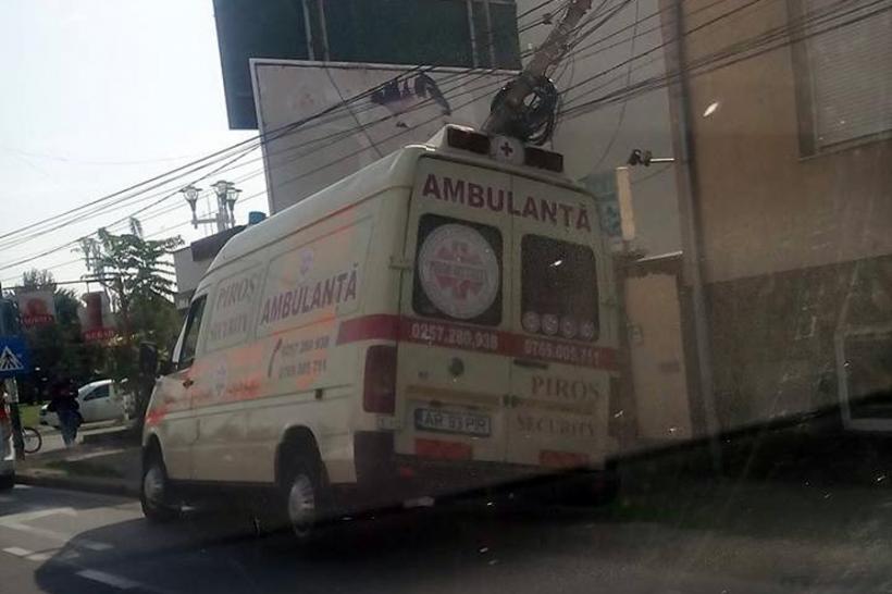 Arad - O ambulanță a intrat într-un stâlp după ce un autorurism i-a tăiat calea