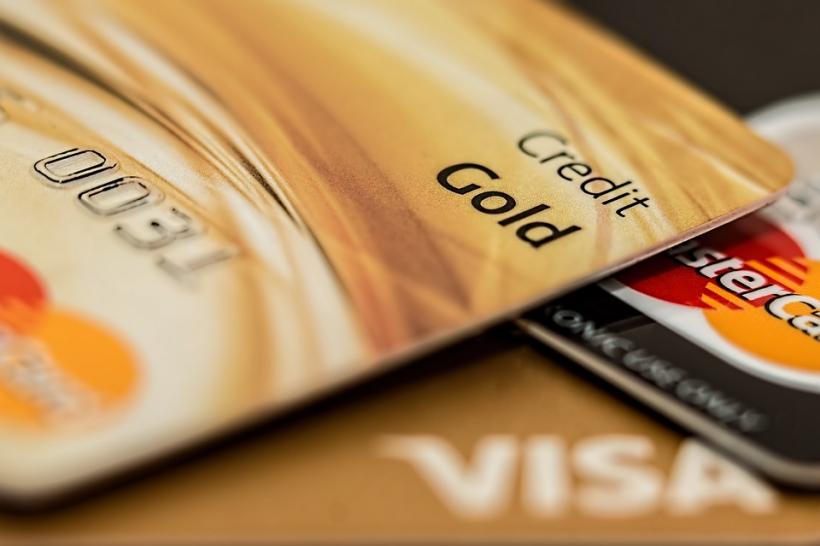Băncile iraniene emit carduri de credit, pentru prima dată