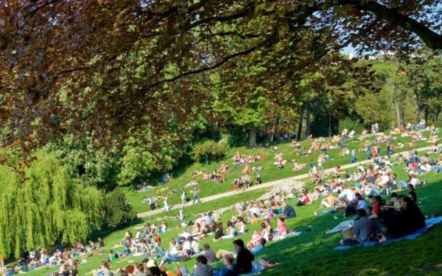 Parisul ar putea avea în curând un parc destinat nudiştilor